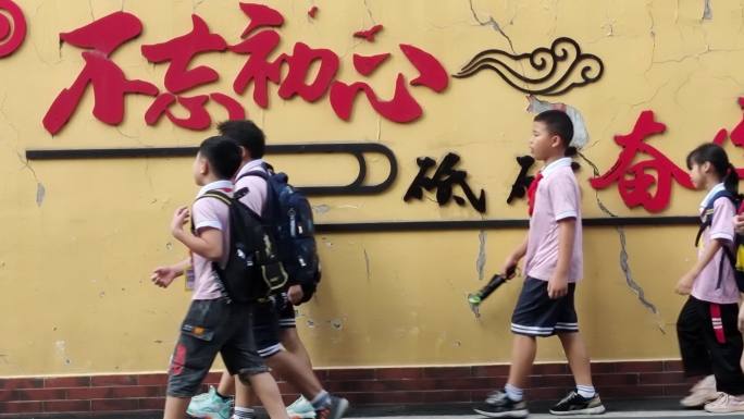 走路上学 小学生上学路上小孩子走路去学校