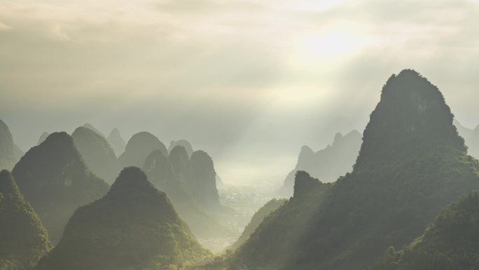 延时桂林相公山喀斯特地貌日出晨雾