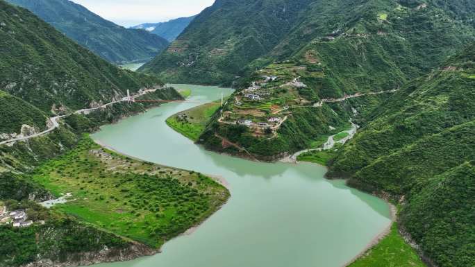 江河河流碧水青山江河汇聚航拍