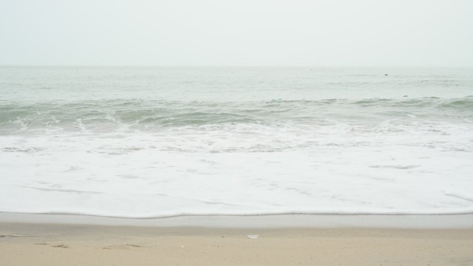 接连不断的海浪拍打在沙滩上