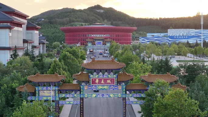 航拍夕阳余晖中的威海华夏城风景区