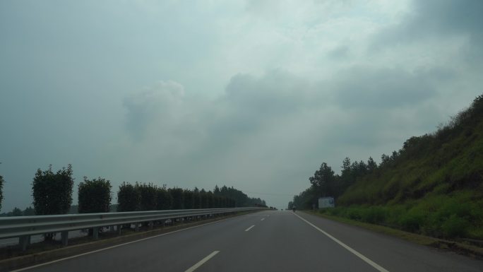 阴天高速公路开车行驶道路驾驶汽车第一视角