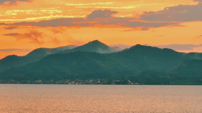 湖山夕阳金光