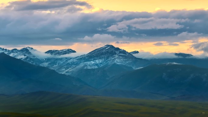 新疆雪山日照金山