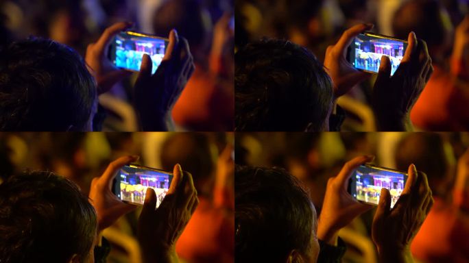 威海华夏城景区用手机拍摄节目的游客