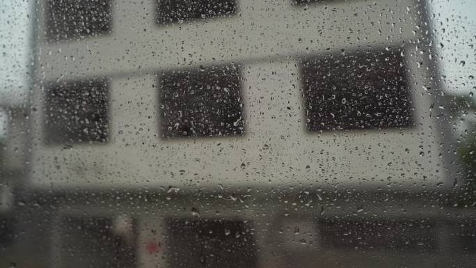 下雨天汽车玻璃窗外风景