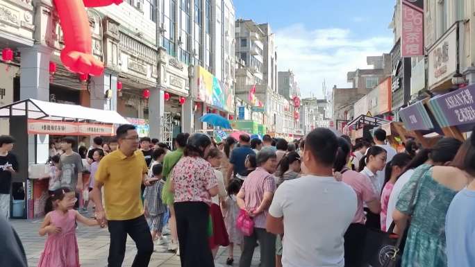 城事文化艺术节特色展销会集市游人行人如织