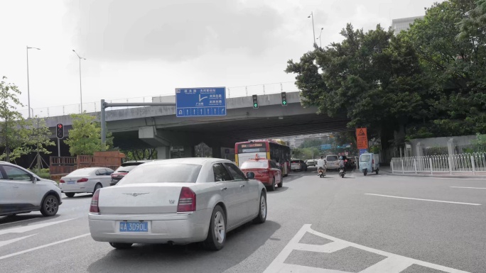 8K实拍广州广汕路上宽阔快速的路况的交通