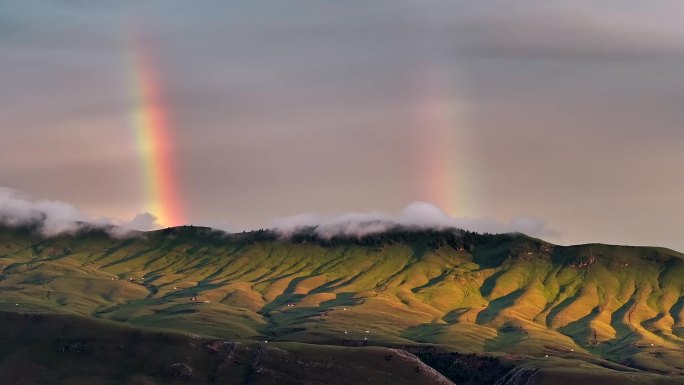 新疆草原雨后彩虹航拍