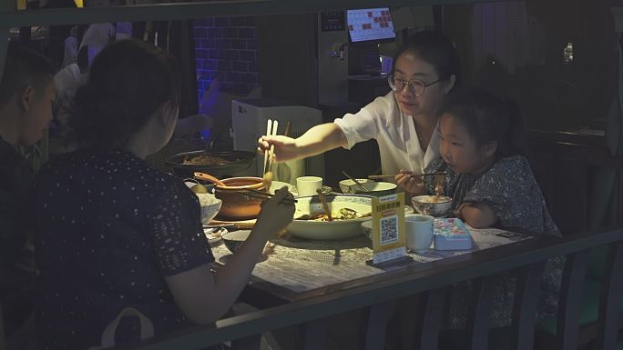 一家子在美食店里聚餐