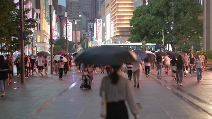 3夜里下雨 上海下雨 下雨街道打伞雨伞