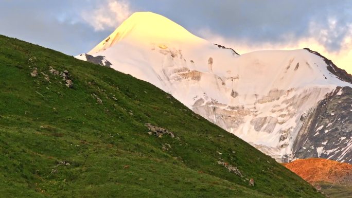 新疆雪山日照金山