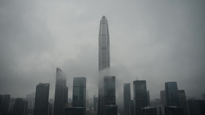 雨后烟雨蒙蒙笼罩下的平安金融中心