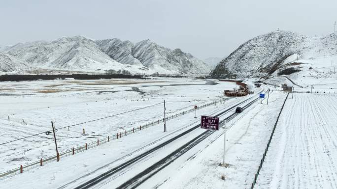 冬季雪景公路车流马群航拍