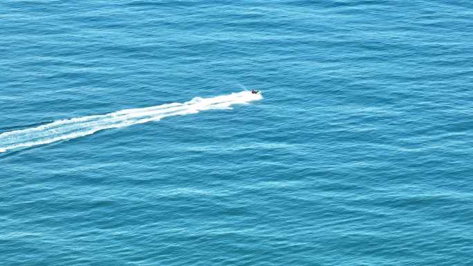 三亚海棠湾蓝色大海上摩托艇飞驰