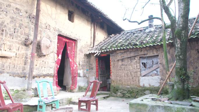 农村贫瘠的小屋 村民生活的土屋 z