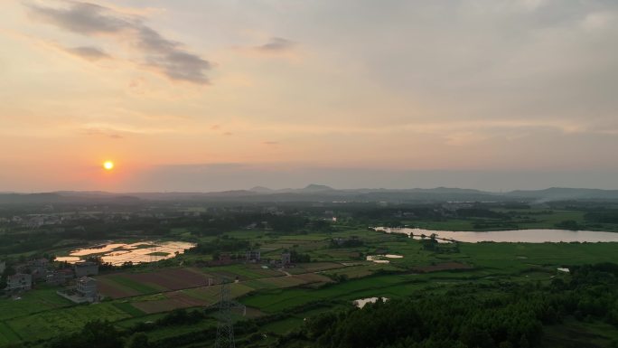 航拍田野上的夕阳