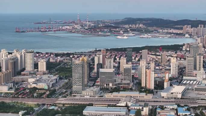 平移航拍威海市经开区城市高楼与海港海湾