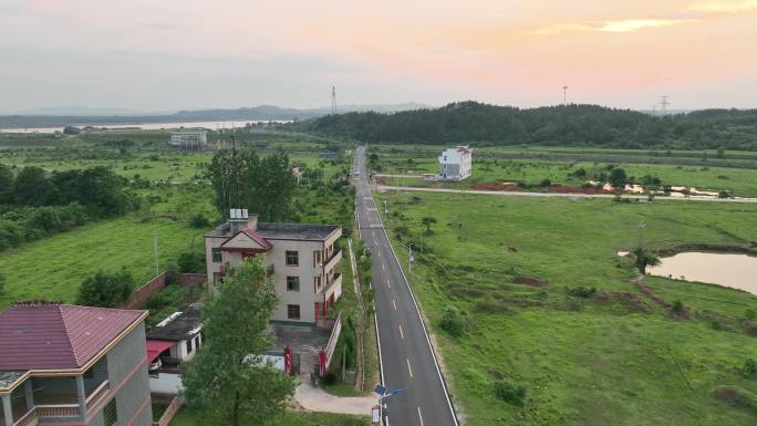 航拍田野上的夕阳