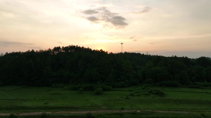 航拍田野上的夕阳