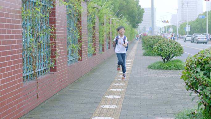 学生放学开心跑跑跳跳回家