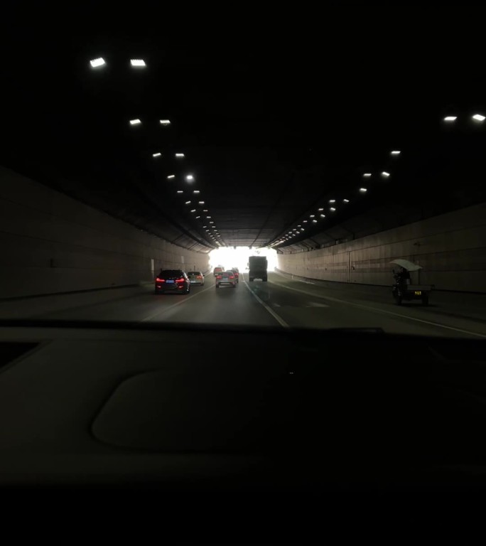 车行隧道由暗变亮实拍