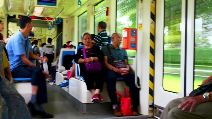 游客乘坐广州有轨电车延时