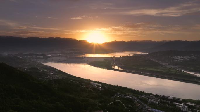 湖北宜昌三峡大坝夕阳即将落山时的绝美风景