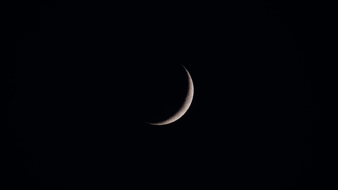 天空中的月亮月牙