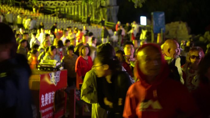 威海华夏城景区神游传奇实景演出散场的游客