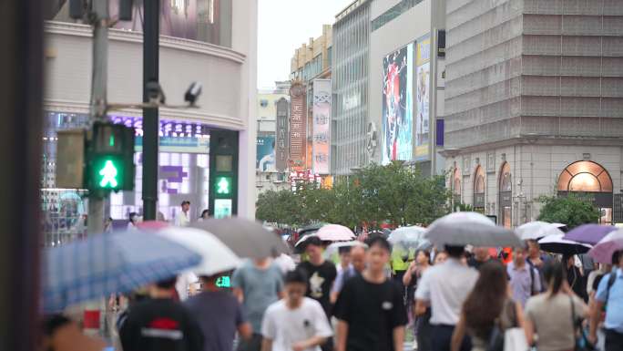 下雨打伞升格慢动作