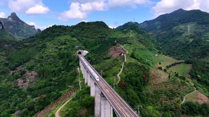 广西桂林高铁和谐号驶入山洞