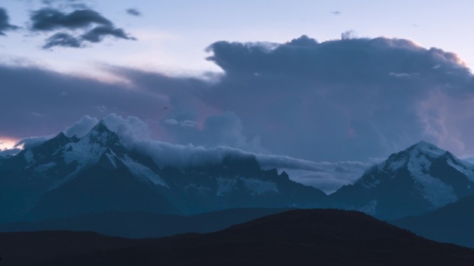 4K梅里雪山的乌云与闪电延时素材