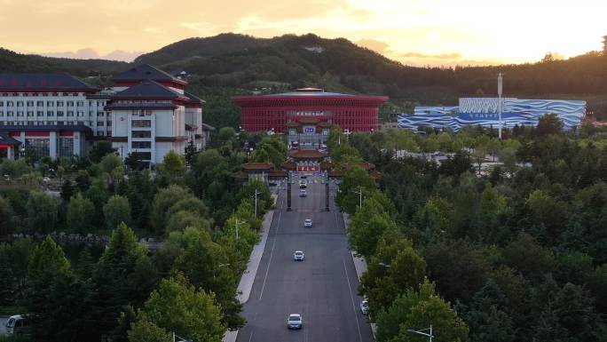 航拍夕阳余晖中的威海华夏城风景区