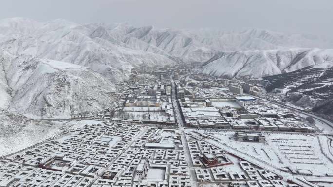 唯美诗意冬季雪景县城居民建筑航拍