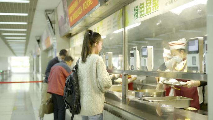 大学食堂打饭