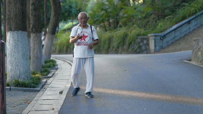 九旬老人慢走健身操