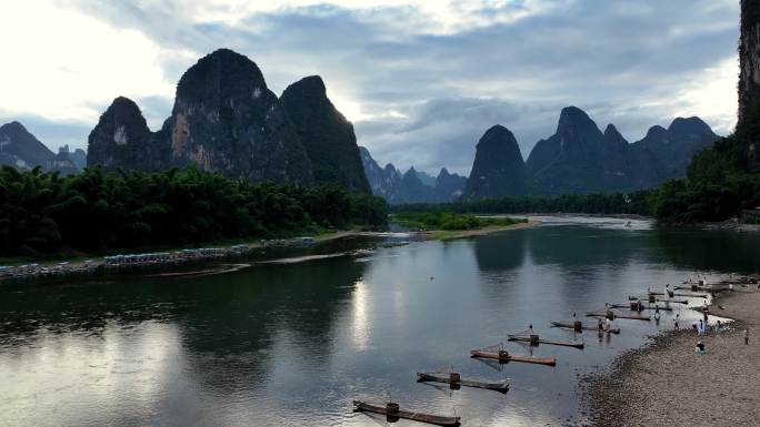 桂林 阳朔 漓江 竹筏 山水 20元背景