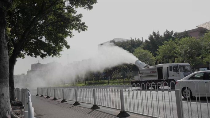 8K实拍广州城市雾炮车给城市喷雾降温除尘