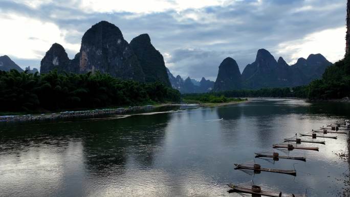 桂林 阳朔 漓江 竹筏 山水 20元背景