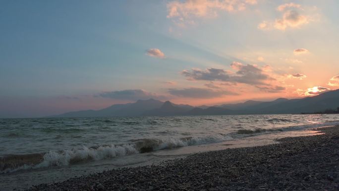 抚仙湖唯美晚霞海浪拍岸