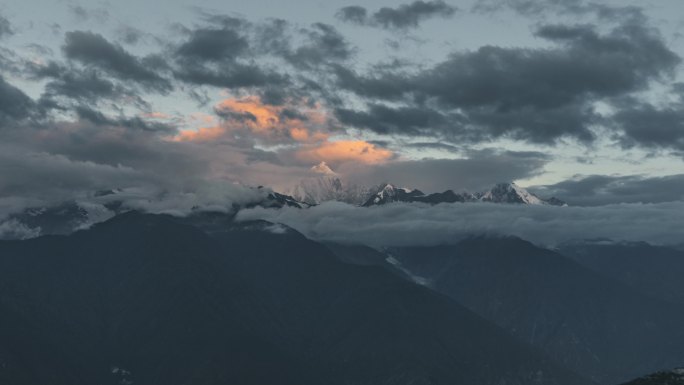 4K梅里雪山日照金山日出与云海延时摄影