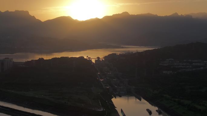 湖北宜昌三峡大坝五级船闸日落黄昏夕阳航拍