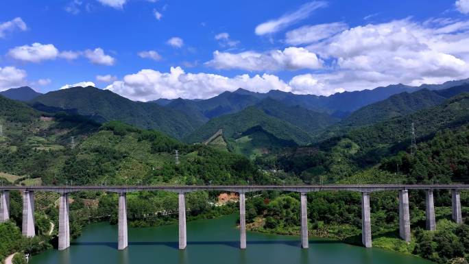 航拍广西桂林高铁线路空镜头 大好河山