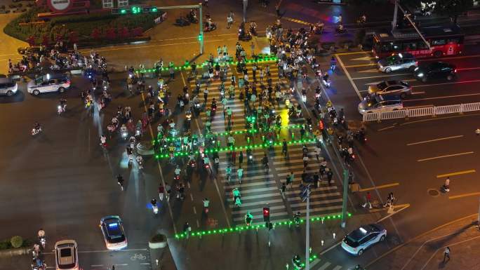 十字路口斑马线行人过马路夜景航拍