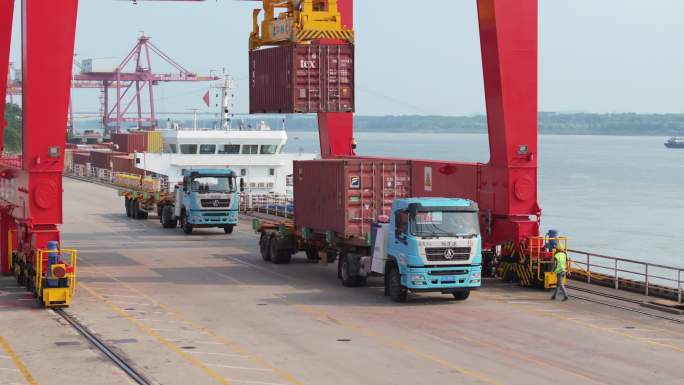 武汉阳逻港吊机装卸作业车辆运输集装箱细节