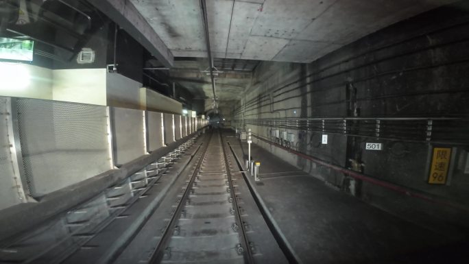 地铁隧道穿梭