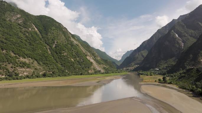 航拍四川九寨沟水面倒映美景