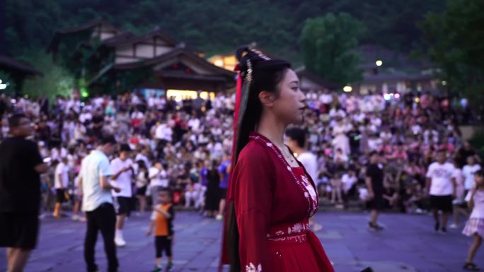 红衣古代侠女走在街上古装汉服美女走在人群