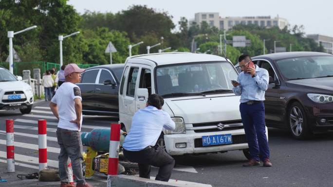 车祸现场打电话报警（4K50帧）